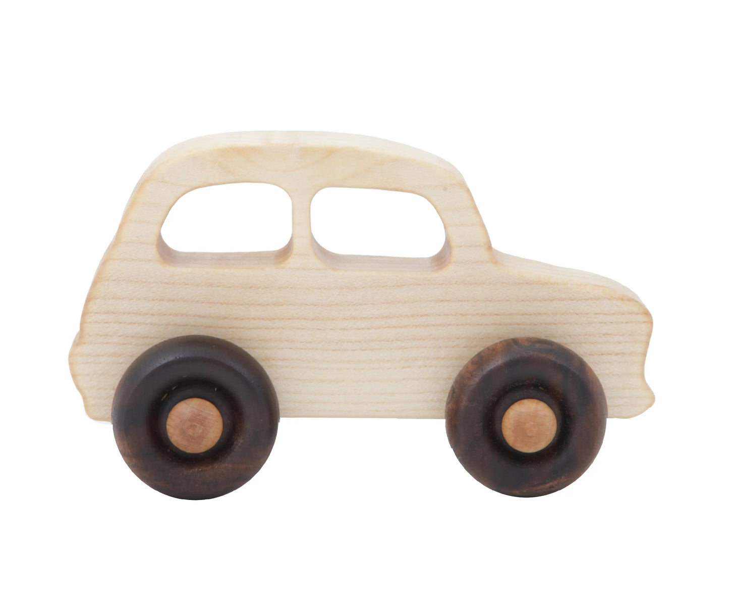 Houten wielspeelgoed in de vorm van een kleine Franse retro auto, dat makkelijk in de hand van een baby past.