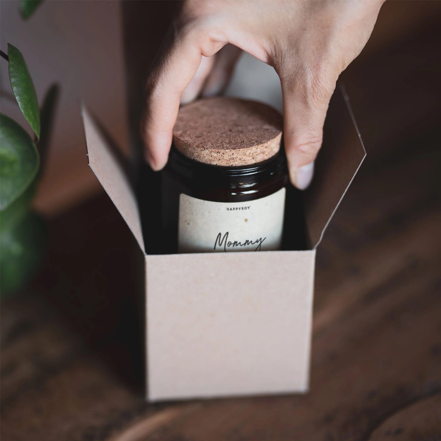 Scented candle with inscription 'Mommy to be'